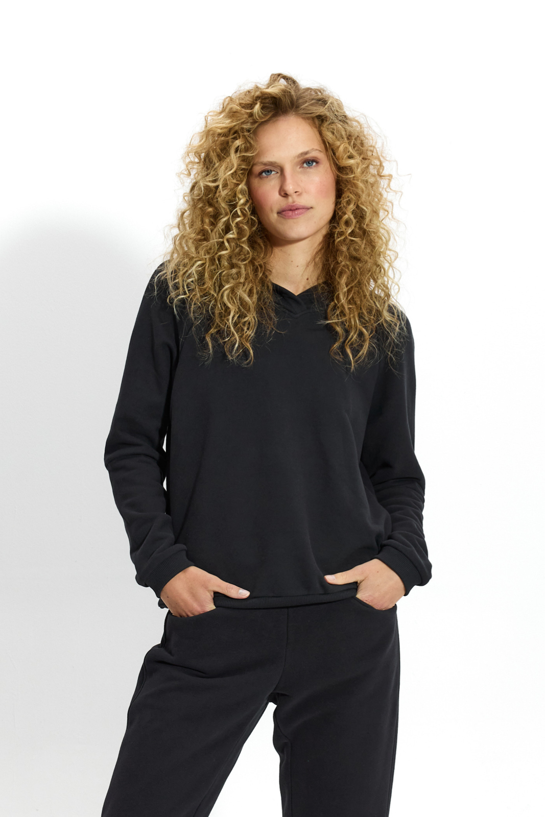 BLUZA Z KAPTUREM nearly black